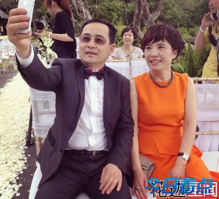 直播：杨幂刘恺威婚礼拥吻 执子之手与子偕老