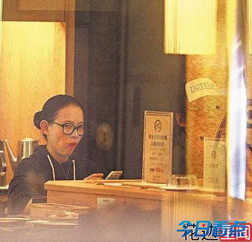 曾宝仪与男友出行大肚疑未婚先孕 经纪人淡定否认