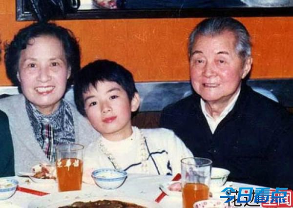 深度开扒黄奕情史 从小不学好很早认干爹