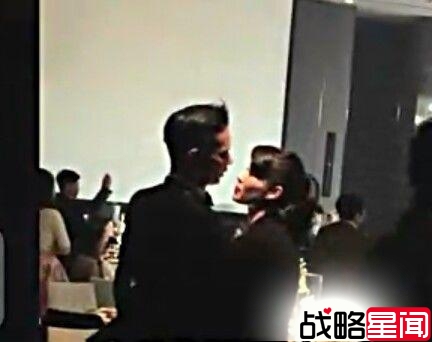 胡杏儿与男友当街亲密搂抱 传男方已求婚